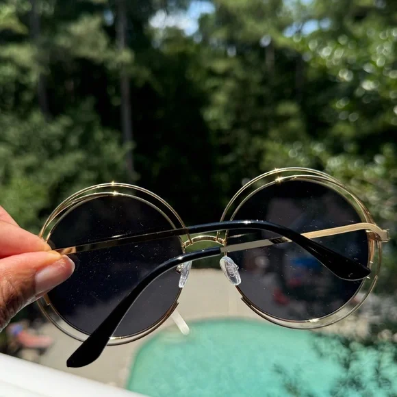 Stylish Gold Shiney Metal and Black Round Lens Unisex Sunglasses New - Picture 2 of 3